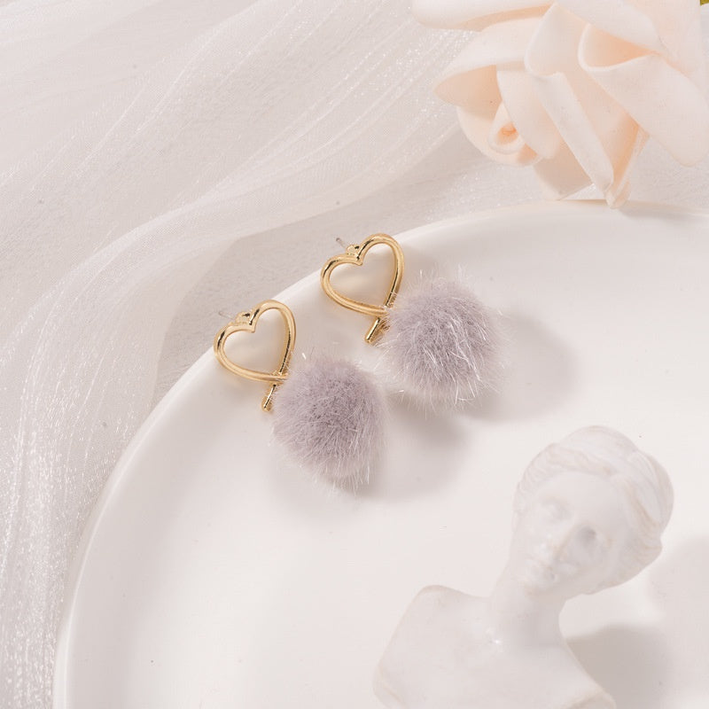 Anting Wanita Love Pom Bola Bulu Lucu Anting Bentuk Hati Emas Lucu Simple Elegan Love Woman Earrings Anting Berkualitas Korean Style