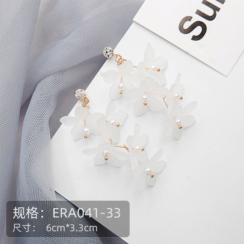 Anting Bunga Putih Bunga Pink Beda Kiri Kanan Anting Lucu Unik Simple Elegan Woman Flower Earrings Anting Berkualitas Korean Style