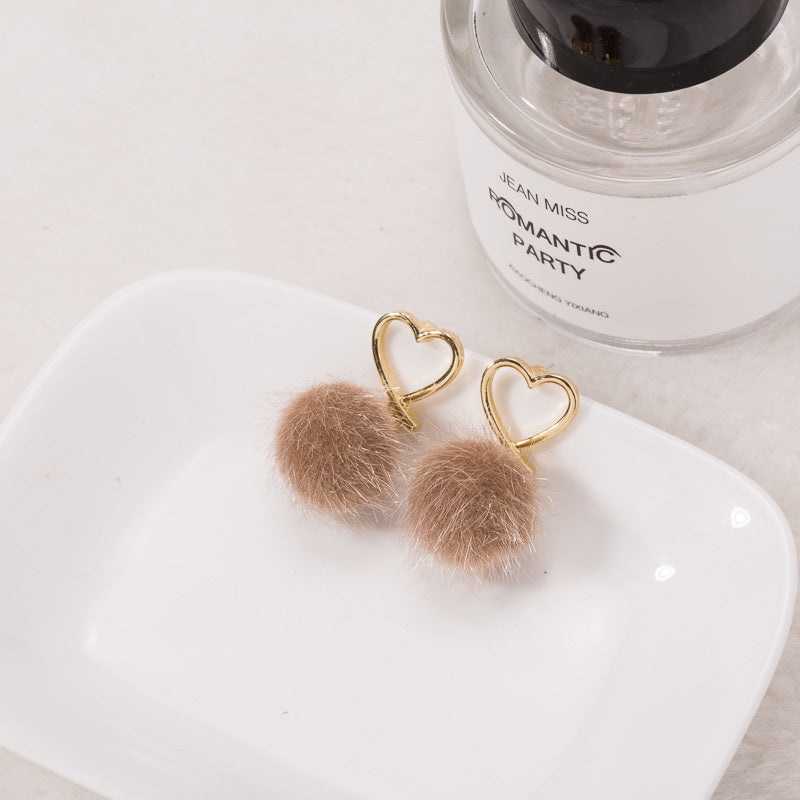 Anting Wanita Love Pom Bola Bulu Lucu Anting Bentuk Hati Emas Lucu Simple Elegan Love Woman Earrings Anting Berkualitas Korean Style