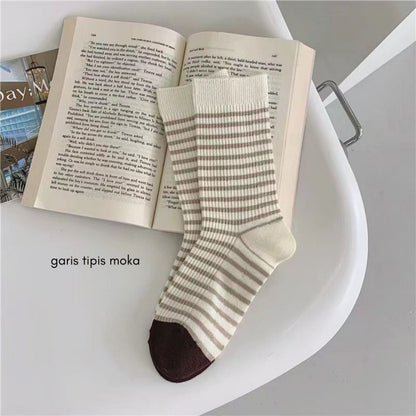 [littlecrab] Kaos Kaki Panjang Hitam Putih Cream Garis Horizontal Line Long Socks Black White Korean
