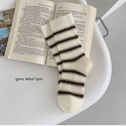 [littlecrab] Kaos Kaki Panjang Hitam Putih Cream Garis Horizontal Line Long Socks Black White Korean
