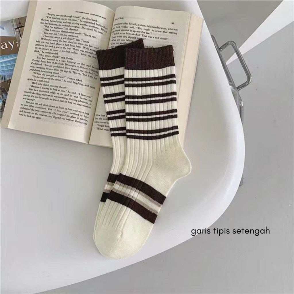[littlecrab] Kaos Kaki Panjang Hitam Putih Cream Garis Horizontal Line Long Socks Black White Korean