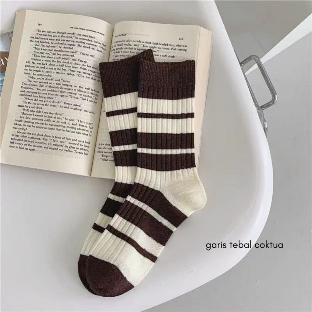 [littlecrab] Kaos Kaki Panjang Hitam Putih Cream Garis Horizontal Line Long Socks Black White Korean