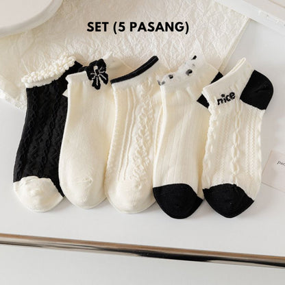 [littlecrab] Kaos Kaki Hitam Putih Pita Pendek Simple Aesthetic Renda Black White Sock Nice Rajut