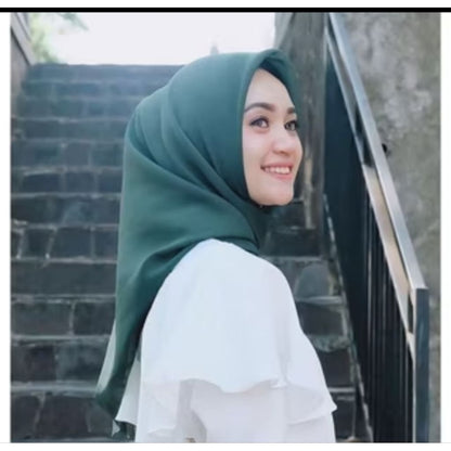 Pekanbaru Jilbab bella square berbahan polly cotton dengan ukuran 110 cm x 110 cm