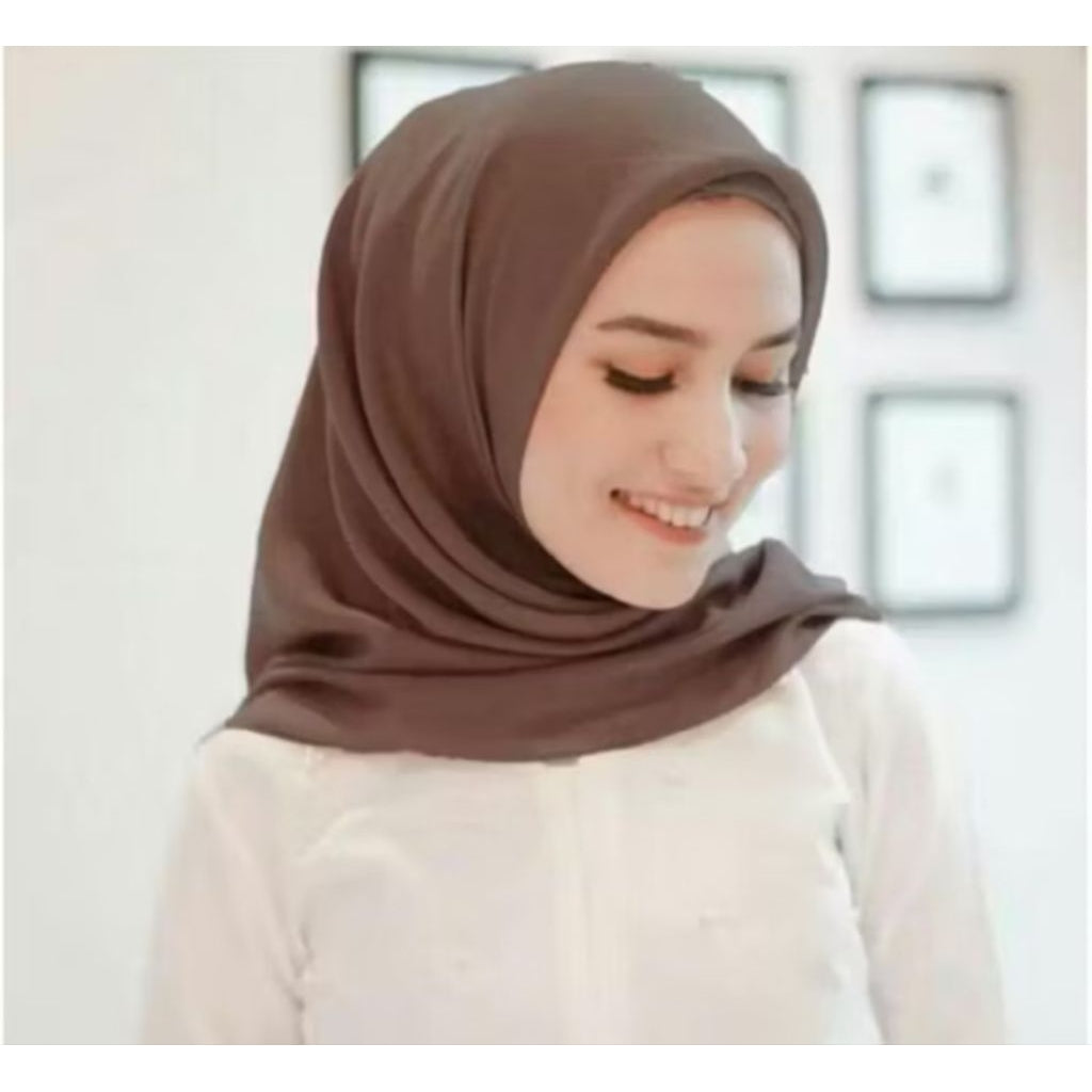 Pekanbaru Jilbab bella square berbahan polly cotton dengan ukuran 110 cm x 110 cm