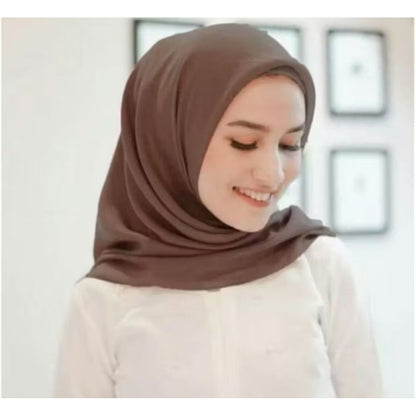 Pekanbaru Jilbab bella square berbahan polly cotton dengan ukuran 110 cm x 110 cm