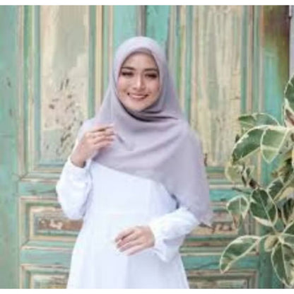 Pekanbaru Jilbab bella square berbahan polly cotton dengan ukuran 110 cm x 110 cm