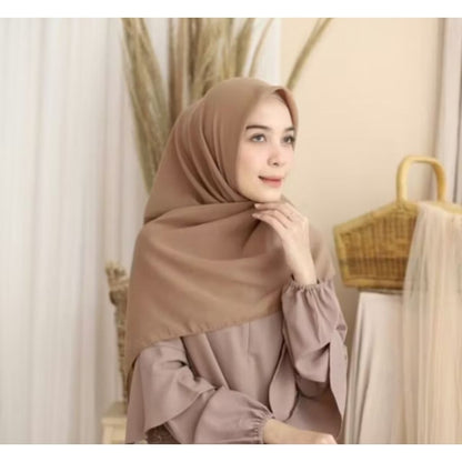 Pekanbaru Jilbab bella square berbahan polly cotton dengan ukuran 110 cm x 110 cm