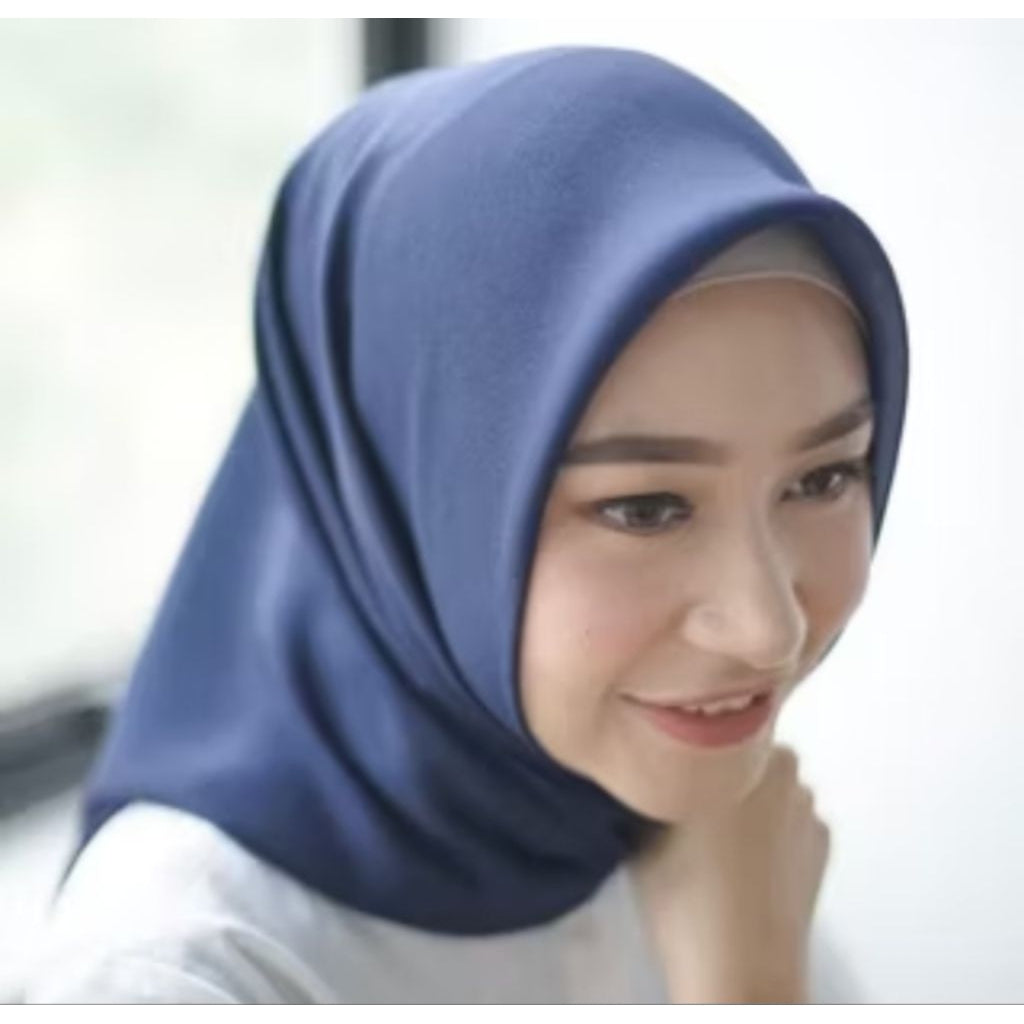 Pekanbaru Jilbab bella square berbahan polly cotton dengan ukuran 110 cm x 110 cm