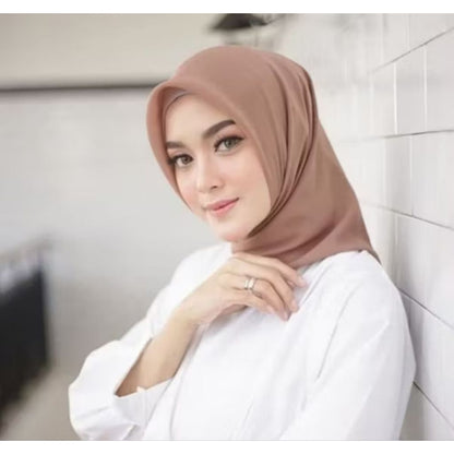 Pekanbaru Jilbab bella square berbahan polly cotton dengan ukuran 110 cm x 110 cm