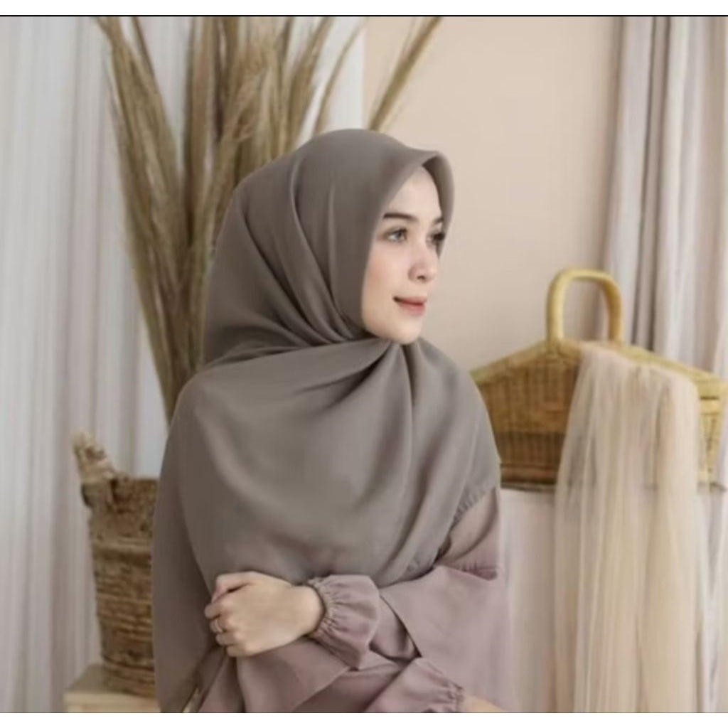 Pekanbaru Jilbab bella square berbahan polly cotton dengan ukuran 110 cm x 110 cm