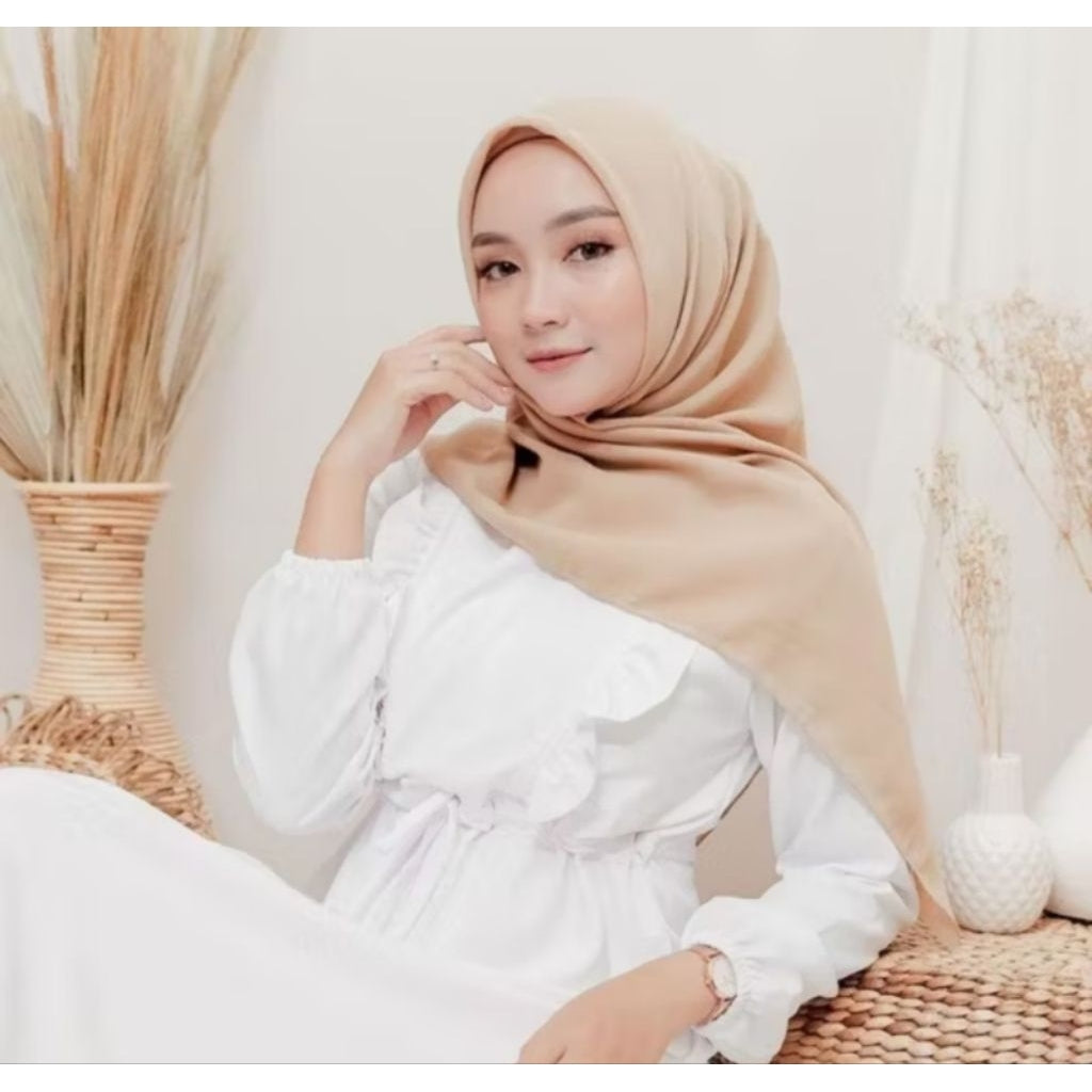 Pekanbaru Jilbab bella square berbahan polly cotton dengan ukuran 110 cm x 110 cm