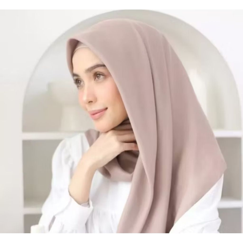 Pekanbaru Jilbab bella square berbahan polly cotton dengan ukuran 110 cm x 110 cm