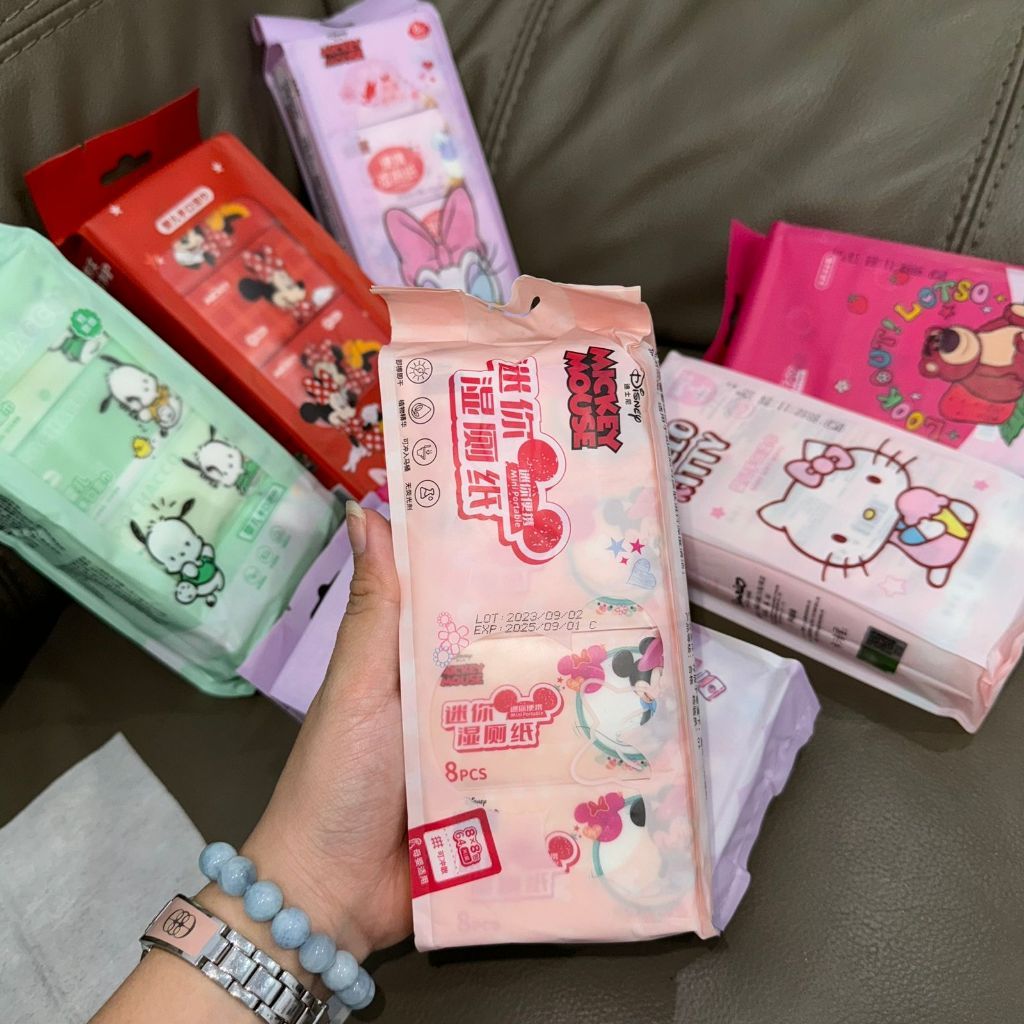 [littlecrab] Tisu Basah Mini Package Isi 8pcs Wet Tissue Motif Hello Kitty Daisy Duck Minnie Mouse Pochacco Lotso Mini Portable