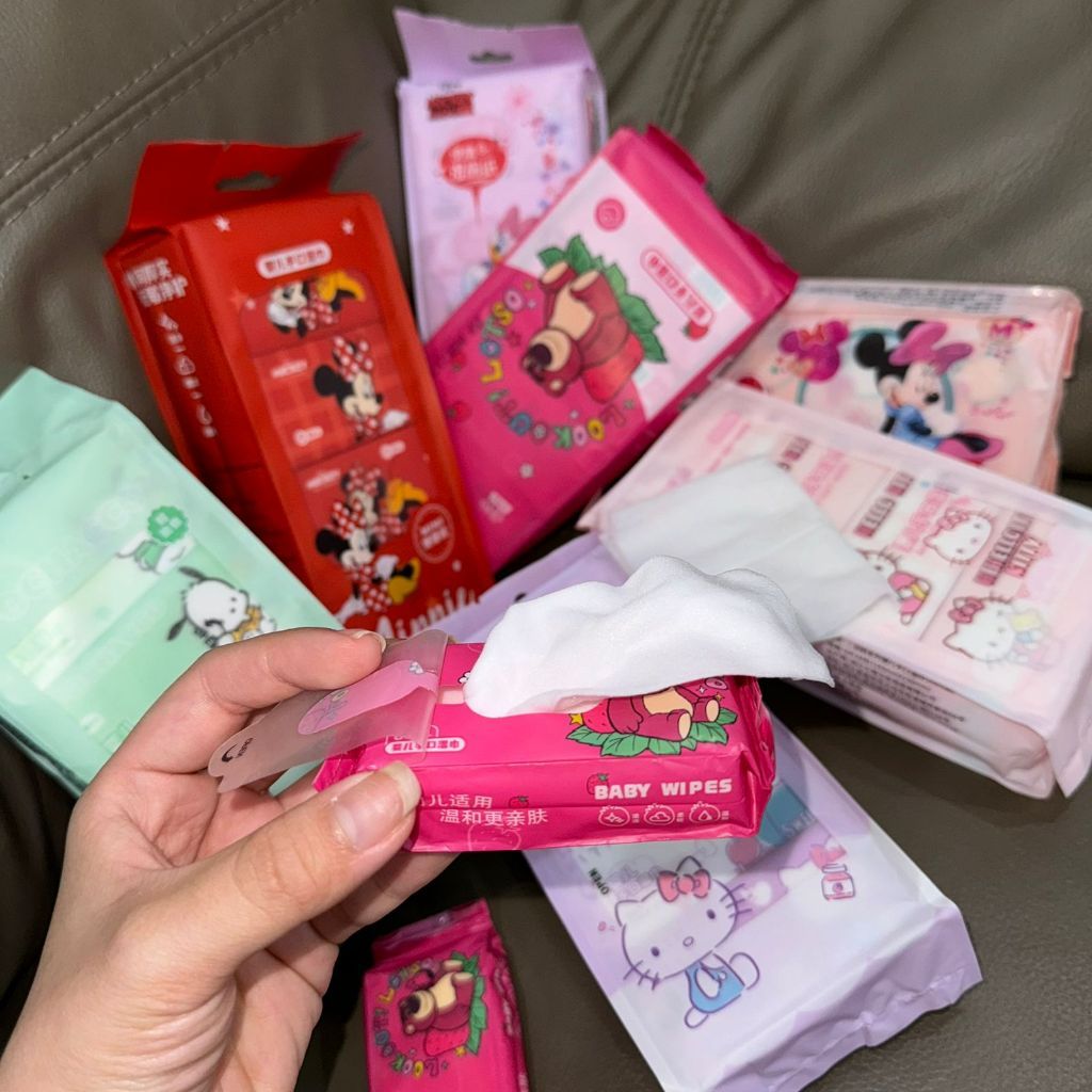 [littlecrab] Tisu Basah Mini Package Isi 8pcs Wet Tissue Motif Hello Kitty Daisy Duck Minnie Mouse Pochacco Lotso Mini Portable