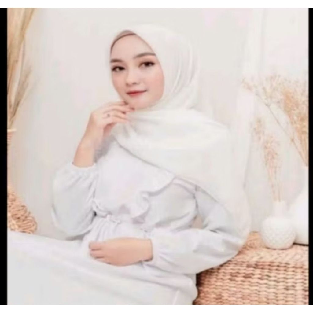 Pekanbaru Jilbab bella square berbahan polly cotton dengan ukuran 110 cm x 110 cm