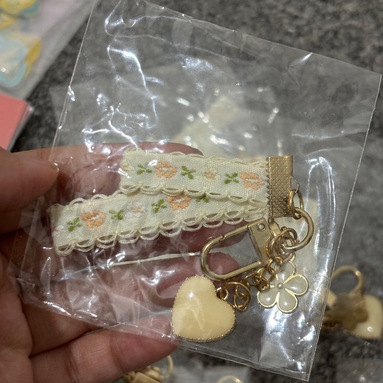 Gantungan Kunci Metal Daisy Lucu Pendant Metal Keychain Flower