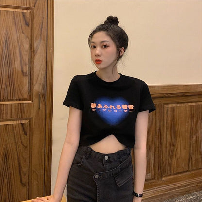 [littlecrab] Crop Top Japanese Letter Yume Afureru Wakamono Love Biru Ombre Atasan Baju Crop Hitam Putih Tulisan Jepang Tape Recorder Simple Unik Polos Elegan Sablon Berkualitas Japanese Korean Style