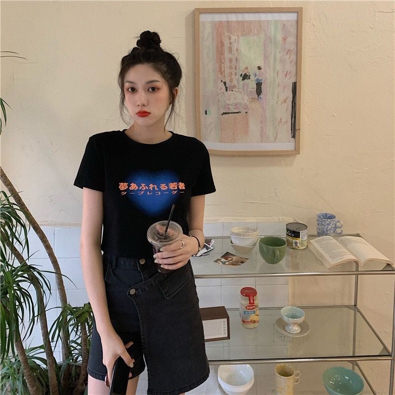 [littlecrab] Crop Top Japanese Letter Yume Afureru Wakamono Love Biru Ombre Atasan Baju Crop Hitam Putih Tulisan Jepang Tape Recorder Simple Unik Polos Elegan Sablon Berkualitas Japanese Korean Style