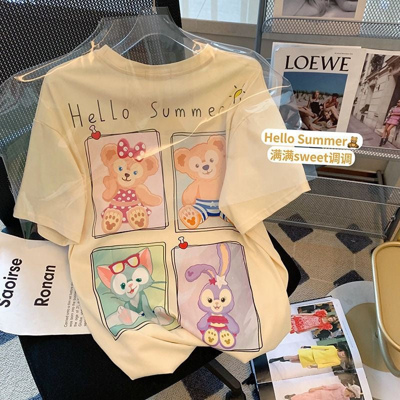 [littlecrab] Kaos Oversize Duffy Family Stellalou and Friends Hello Summer Polaroid Cream Putih Soft Color Simple Elegan Aesthetic T-shirt Couple Unisex Cartoon Sablon Berkualitas Korean Style