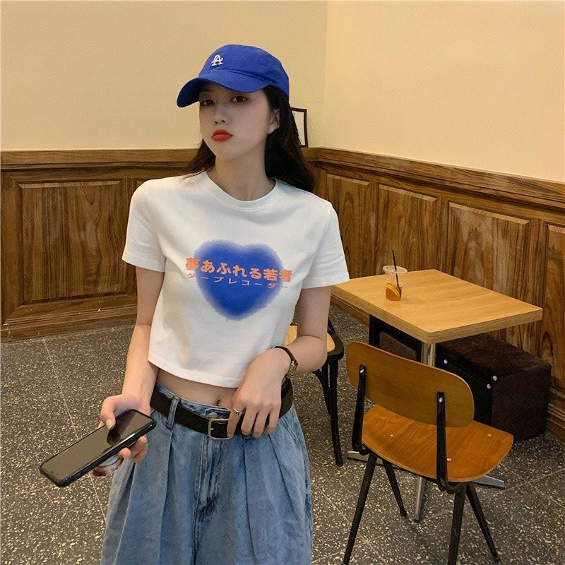 [littlecrab] Crop Top Japanese Letter Yume Afureru Wakamono Love Biru Ombre Atasan Baju Crop Hitam Putih Tulisan Jepang Tape Recorder Simple Unik Polos Elegan Sablon Berkualitas Japanese Korean Style